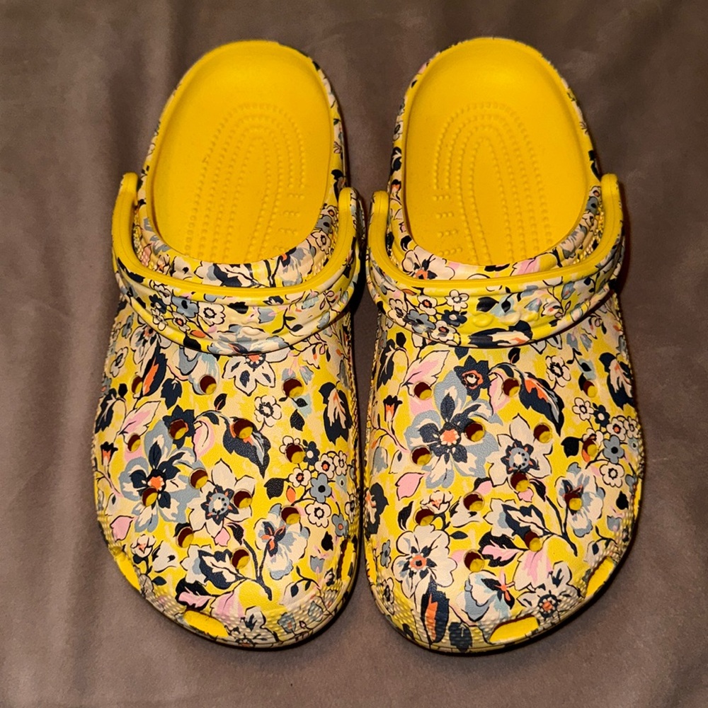 CROCS 💛